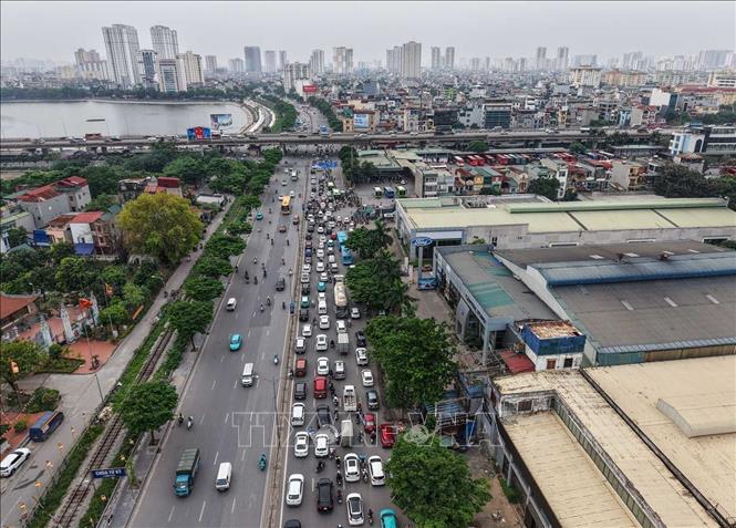 Mật độ phương tiện tại đường vành đai 3 và khu vực gần Bến xe Nước Ngầm tăng nhanh, lưu lượng giao thông gia tăng rõ rệt (ảnh chụp lúc 16h13'). Ảnh: Hoàng Hiếu - TTXVN