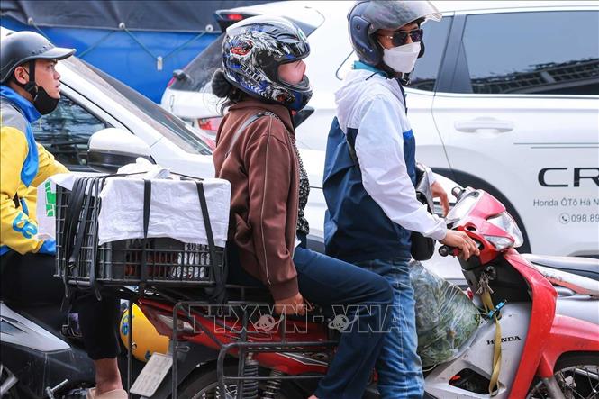 Người dân với hành lý, quà quê được chằng buộc cẩn thận (ảnh chụp tại đường Ngọc Hồi lúc 15h50'). Ảnh: Hoàng Hiếu - TTXVN