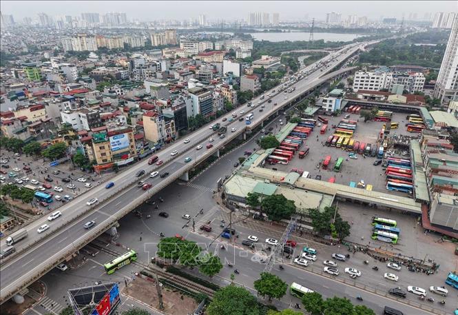 Mật độ phương tiện tại đường vành đai 3 và khu vực gần Bến xe Nước Ngầm tăng nhanh, lưu lượng giao thông gia tăng rõ rệt (ảnh chụp lúc 16h17'). Ảnh: Hoàng Hiếu - TTXVN