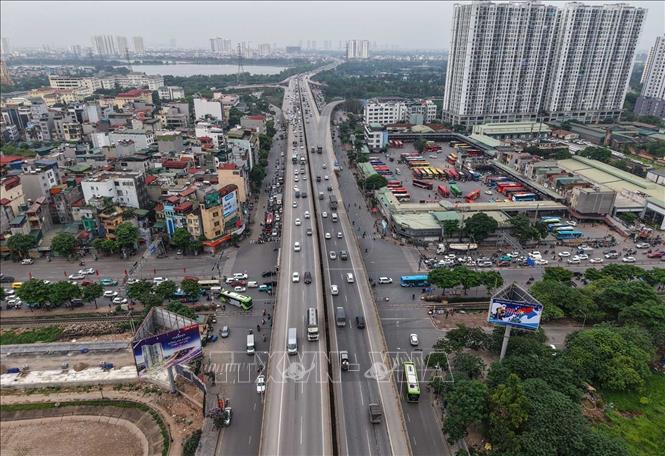 Mật độ phương tiện tại đường vành đai 3 và khu vực gần Bến xe Nước Ngầm tăng nhanh, lưu lượng giao thông gia tăng rõ rệt (ảnh chụp lúc 16h17'). Ảnh: Hoàng Hiếu - TTXVN