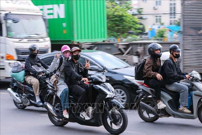 Nhiều người dân với đồ đạc, hành lý di chuyển từ các tỉnh phía Nam đang quay trở lại Hà Nội sau kỳ nghỉ lễ. Ảnh: Hoàng Hiếu - TTXVN