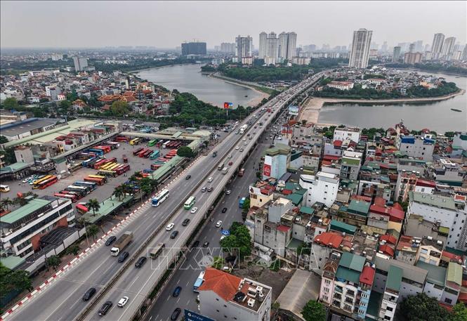 Đường Vành đai 3 hướng đi bán đảo Linh Đàm các phương tiện di chuyển thuận tiện. Ảnh: Hoàng Hiếu - TTXVN