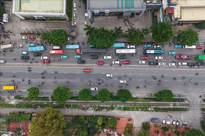 Đường Ngọc Hồi đón lượng người và phương tiện tăng đột biến, báo hiệu người dân đang quay lại Hà Nội sau kỳ nghỉ lễ. Ảnh: Hoàng Hiếu - TTXVN