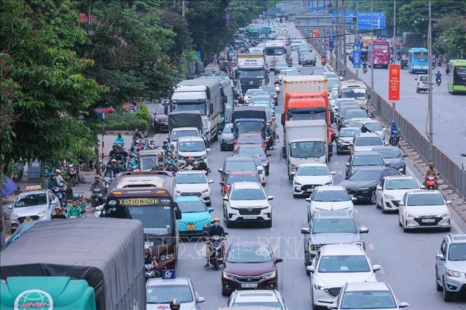 Lượng người và phương tiện từ hướng quốc lộ 1A vào đường Ngọc Hồi di chuyển Thủ đô tăng đột biến (ảnh chụp lúc 16h). Ảnh: Hoàng Hiếu - TTXVN
