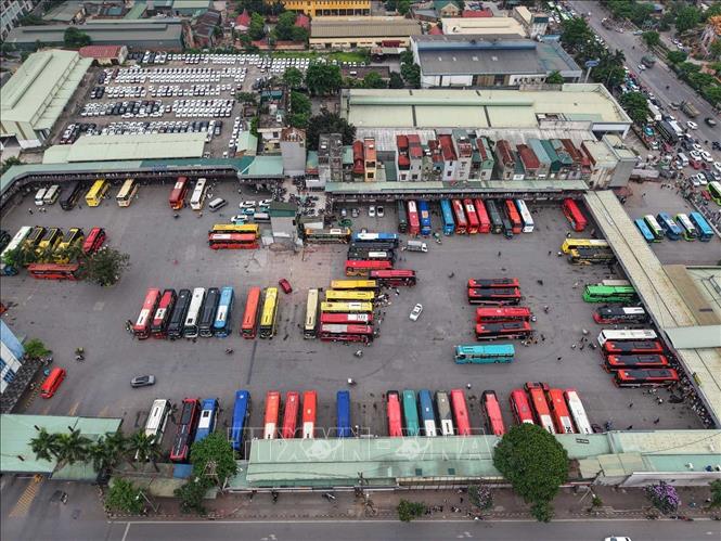 Bến xe Nước Ngầm đón nhiều hành khách xuống xe (ảnh chụp 16h30'). Ảnh: Hoàng Hiếu - TTXVN