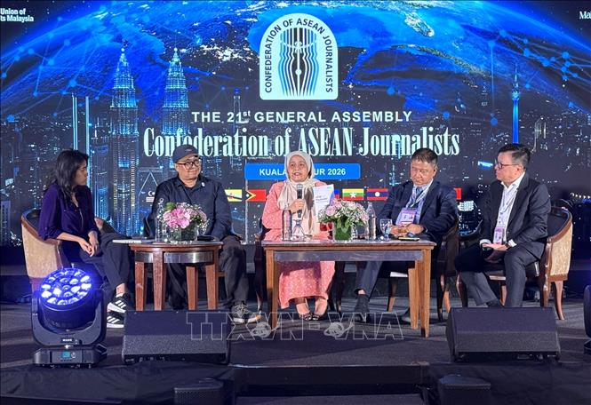 Các diễn giả thảo luận về vấn đề AI trong lĩnh vực báo chí tại hội thảo Đại hội đồng lần thứ 21 Liên đoàn Báo chí ASEAN. Ảnh: Bình Thanh – PV TTXVN tại  Malaysia