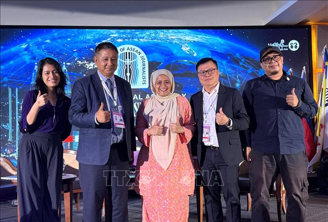 Các diễn giả tham gia hội thảo Đại hội đồng lần thứ 21 Liên đoàn Báo chí ASEAN về vấn đề AI trong lĩnh vực báo chí. Ảnh: Bình Thanh – PV TTXVN tại  Malaysia