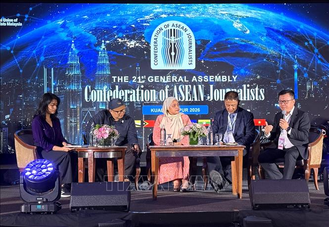 Các diễn giả thảo luận về vấn đề AI trong lĩnh vực báo chí tại hội thảo Đại hội đồng lần thứ 21 Liên đoàn Báo chí ASEAN. Ảnh: Bình Thanh – PV TTXVN tại  Malaysia