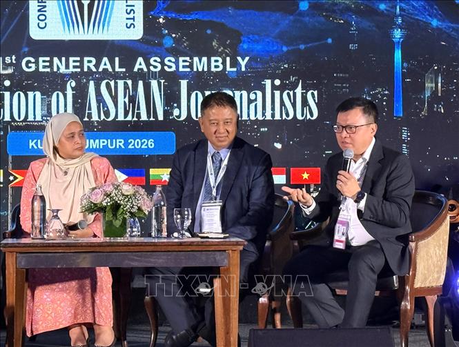 Chủ tịch Hội Nhà báo Việt Nam Lê Quốc Minh trao đổi tại hội thảo Đại hội đồng lần thứ 21 Liên đoàn Báo chí ASEAN. Ảnh: Bình Thanh – PV TTXVN tại  Malaysia