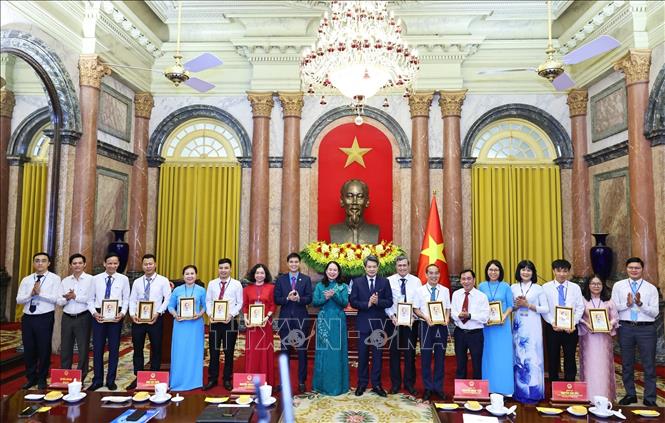 Phó Chủ tịch nước Võ Thị Ánh Xuân trao tặng quà cho các Chủ tịch Công đoàn xuất sắc, tiêu biểu trong công tác đối thoại và thương lượng tập thể năm 2026. Ảnh: Minh Đức – TTXVN