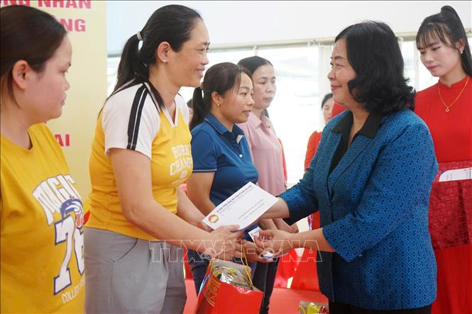 Đồng chí Bùi Thị Minh Hoài, Ủy viên Bộ Chính trị, Bí thư Trung ương Đảng, Chủ tịch Ủy ban Trung ương MTTQ Việt Nam trao quà cho công nhân lao động có hoàn cảnh khó khăn. Ảnh: Khiếu Tư - TTXVN