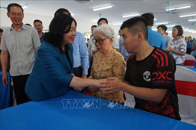 Đồng chí Bùi Thị Minh Hoài, Ủy viên Bộ Chính trị, Bí thư Trung ương Đảng, Chủ tịch Ủy ban Trung ương MTTQ Việt Nam thăm hỏi động viên các gia đình chính sách, người nghèo. Ảnh: Khiếu Tư - TTXVN  