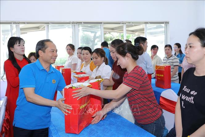Những phần quà không chỉ mang giá trị vật chất, mà còn là nguồn động viên tinh thần, tiếp thêm niềm tin, nghị lực để các gia đình, người lao động nỗ lực vươn lên trong cuộc sống. Ảnh: Khiếu Tư - TTXVN 