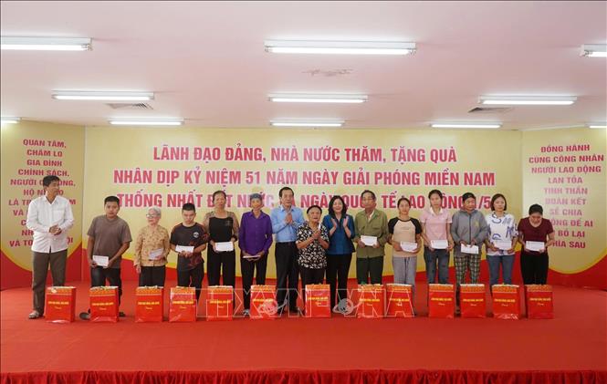 Đồng chí Bùi Thị Minh Hoài, Ủy viên Bộ Chính trị, Bí thư Trung ương Đảng, Chủ tịch Ủy ban Trung ương MTTQ Việt Nam và Bí thư Tỉnh ủy Lê Đức Thái trao quà cho các gia đình chính sách và người nghèo. Ảnh: Khiếu Tư - TTXVN 