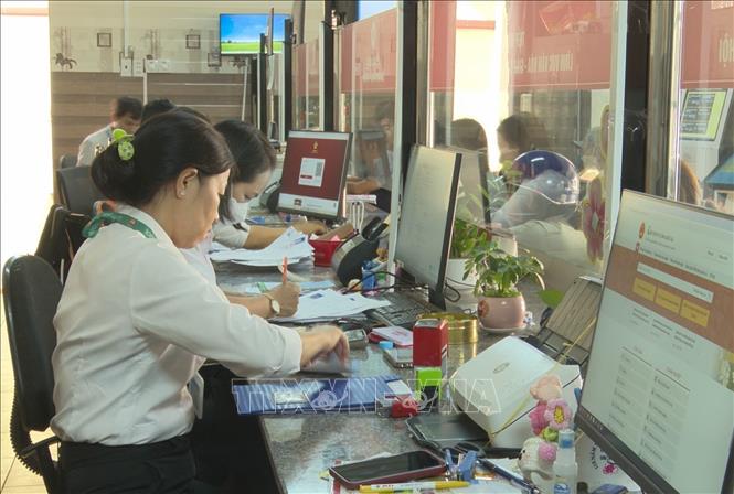 Giải quyết thủ tục hành tại Trung tâm Phục vụ hành chính công xã Tân Quan. Ảnh: K GỬIH-TTXVN  