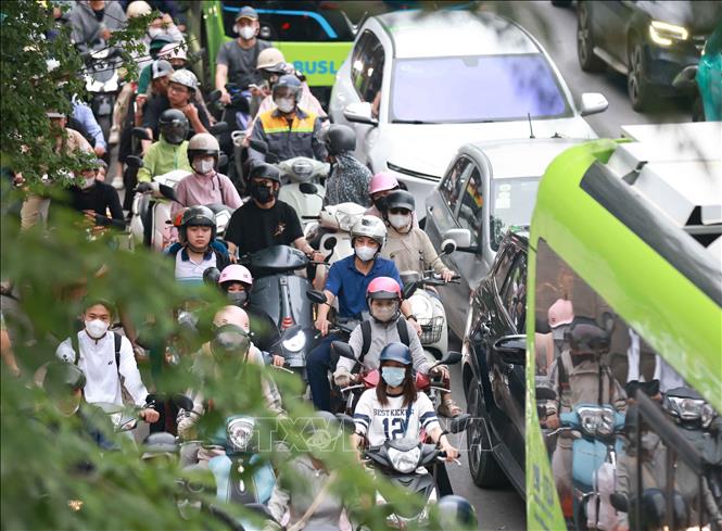Người dân di chuyển bằng phương tiện xe máy trở lại Thủ đô học tập và làm việc. Ảnh: Thanh Tùng - TTXVN 