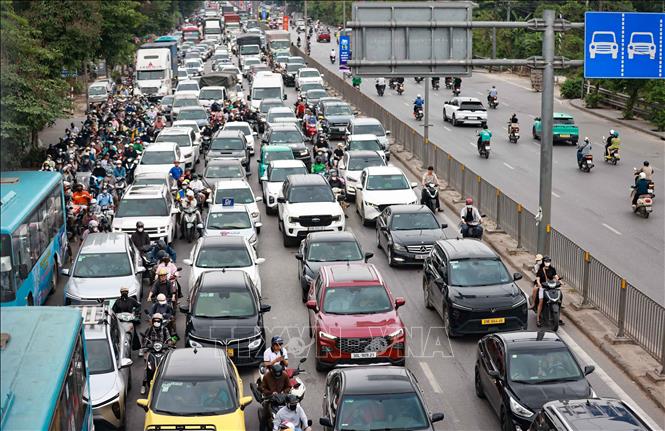 Mật độ giao thông cửa ngõ phía Nam hướng vào trung tâm thành phố dần tăng cao. Ảnh: Thanh Tùng - TTXVN 