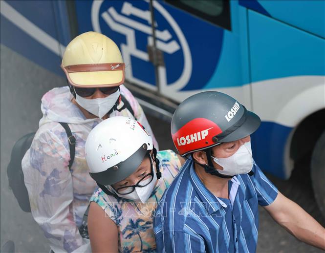 Người dân di chuyển bằng phương tiện xe máy trở lại Thủ đô học tập và làm việc. Ảnh: Thanh Tùng - TTXVN 
