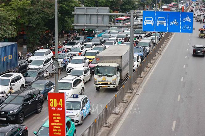 Mật độ giao thông cửa ngõ phía Nam hướng vào trung tâm thành phố dần tăng cao. Ảnh: Thanh Tùng - TTXVN 