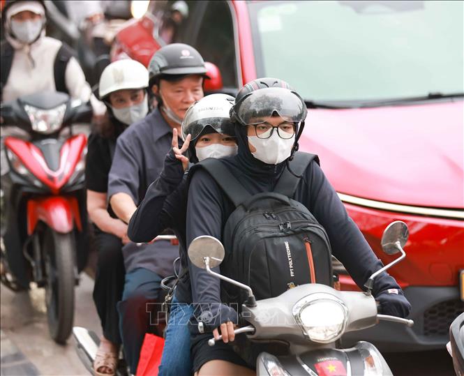 Người dân di chuyển bằng phương tiện xe máy trở lại Thủ đô học tập và làm việc. Ảnh: Thanh Tùng - TTXVN 