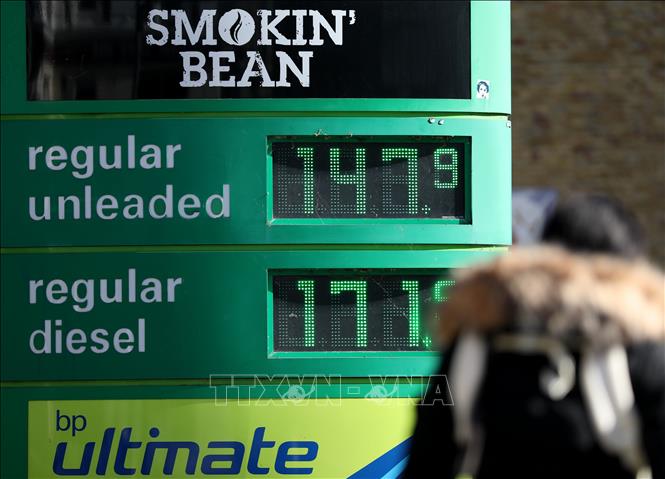 Giá xăng dầu được niêm yết tại trạm xăng ở London, Anh. Ảnh: THX/TTXVN