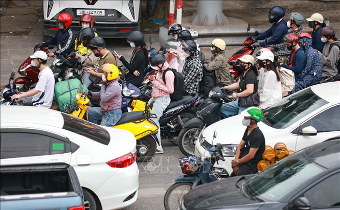Người dân di chuyển bằng phương tiện xe máy trở lại Thủ đô học tập và làm việc. Ảnh: Thanh Tùng - TTXVN 