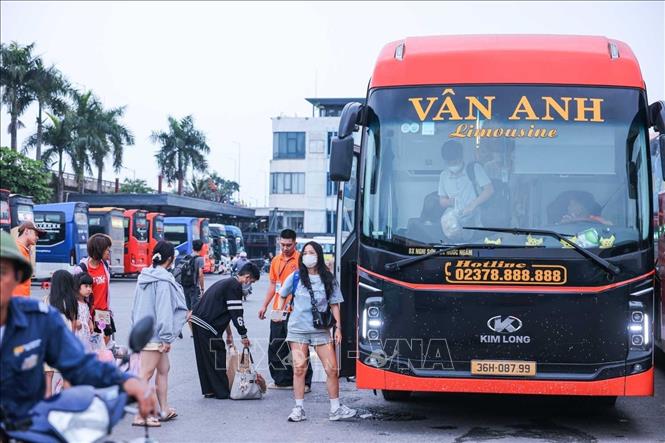 Hành khách xuống xe tại Bến xe Nước Ngầm (ảnh chụp lúc 17h). Ảnh: Hoàng Hiếu - TTXVN
