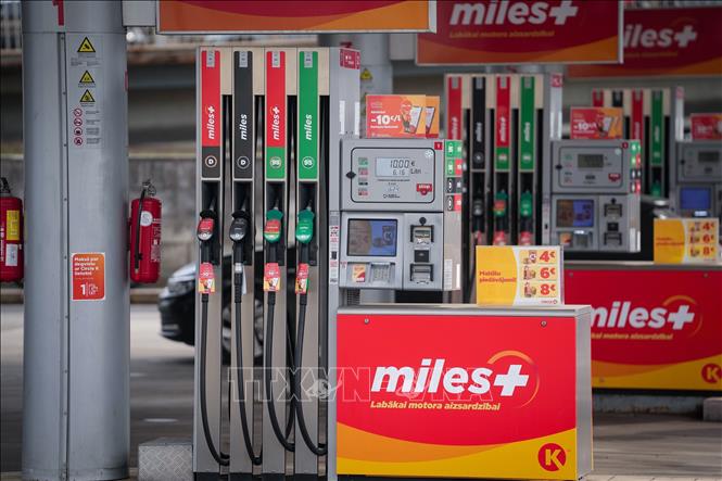 Một trạm xăng ở Riga, Latvia. Ảnh: THX/TTXVN