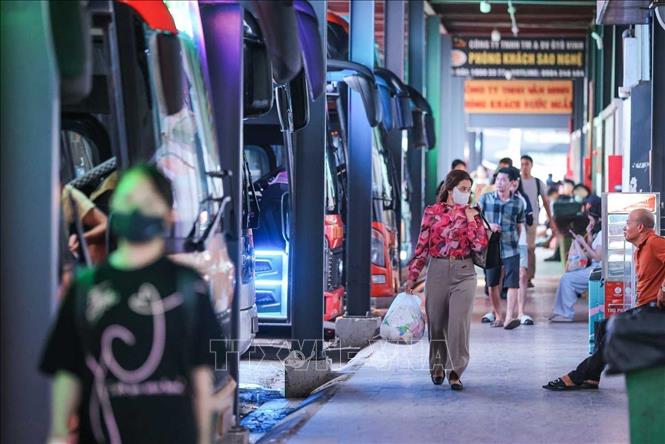 Hành khách xuống xe tại Bến xe Nước Ngầm, quay trở lại Hà Nội, sẵn sàng quay lại nhịp sống thường nhật. Ảnh: Hoàng Hiếu - TTXVN