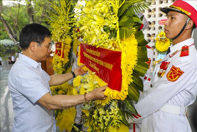 Phó Thủ tướng Nguyễn Văn Thắng dâng hoa tại Nghĩa trang Liệt sĩ Quốc gia A1. Ảnh: Xuân Tư – TTXVN