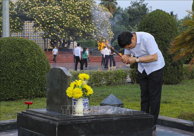 Phó Thủ tướng Nguyễn Văn Thắng thắp hương tri ân các liệt sĩ tại Nghĩa trang Liệt sĩ A1. Ảnh: Xuân Tư – TTXVN