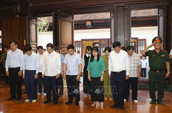 Phó Thủ tướng Nguyễn Văn Thắng cùng đoàn công tác dâng hương tại Đền thờ Liệt sĩ Chiến trường Điện Biên Phủ. Ảnh: Xuân Tư – TTXVN