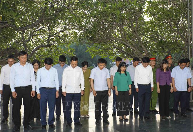 Phó Thủ tướng Nguyễn Văn Thắng cùng đoàn công tác dâng hương tại Nghĩa trang Liệt sĩ Quốc gia A1. Ảnh: Xuân Tư – TTXVN