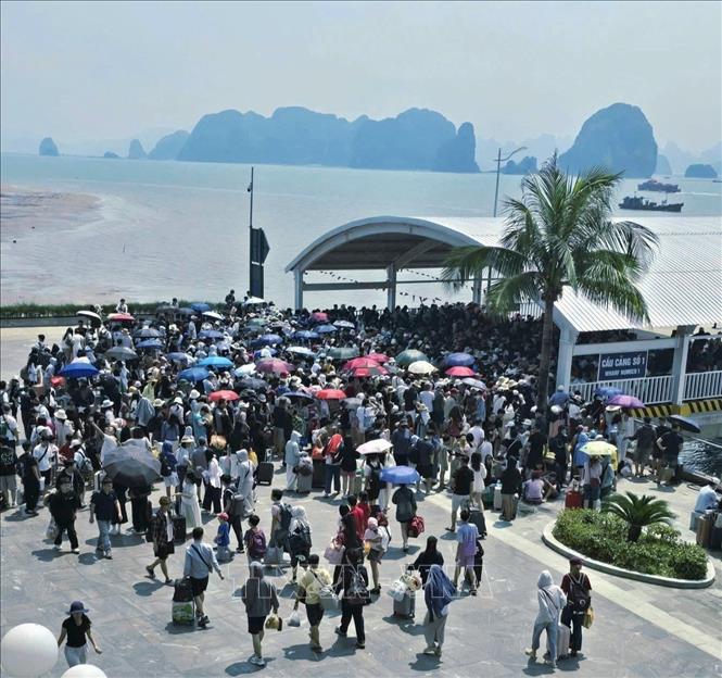 Lượng khách qua cảng tàu cao cấp Ao Tiên tăng 5,1 lần so với cùng kỳ. Ảnh: TTXVN phát 