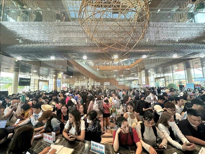 Đông đảo du khách check-in tại Cảng tàu cao cấp Ao Tiên ( Vân Đồn). Ảnh: TTXVN phát 