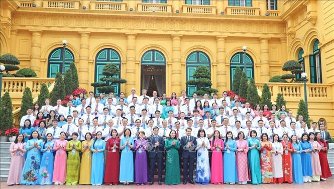 Vice State President Vo Thi Anh Xuan and delegates pose for a group photo. VNA Photo: Minh Đức