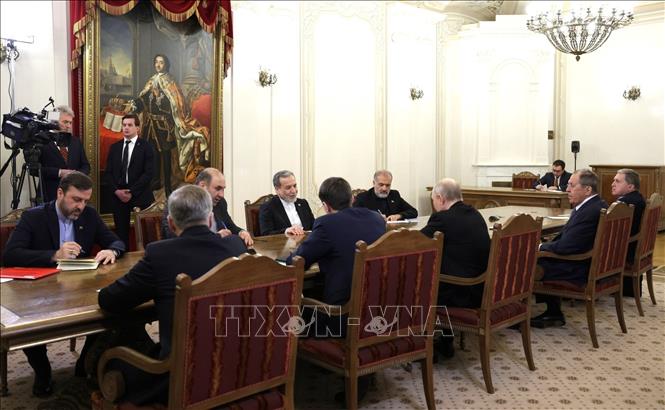 Tổng thống Nga Vladimir Putin và Ngoại trưởng Iran Abbas Araghchi tại cuộc gặp ở St. Petersburg, Nga, ngày 27/4/2026. Ảnh: AA/TTXVN