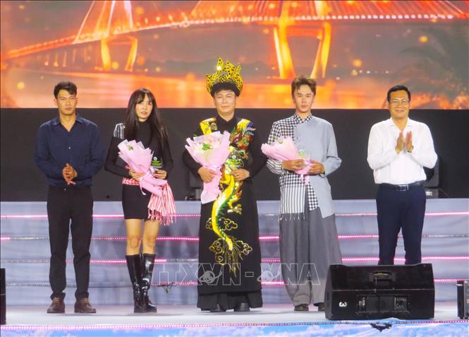 Vinh danh các nhà thiết kế. Ảnh: Ánh Tuyết - TTXVN