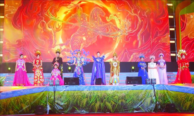 Nhiều tiết mục đặc sắc, mãn nhãn được biểu diễn trong chương trình. Ảnh: Ánh Tuyết - TTXVN