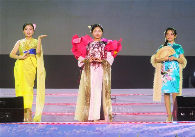 Tôn vinh văn hóa các dân tộc Kinh - Hoa - Khmer vùng Đồng bằng sông Cửu Long. Ảnh: Ánh Tuyết - TTXVN