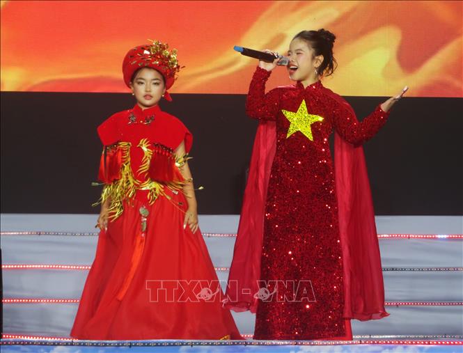 Các bài hát ngợi ca tình yêu đất nước được lồng ghép khéo léo trong chương trình.  Ảnh: Ánh Tuyết - TTXVN