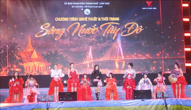 Nhiều tiết mục đặc sắc, mãn nhãn được biểu diễn trong chương trình. Ảnh: Ánh Tuyết - TTXVN