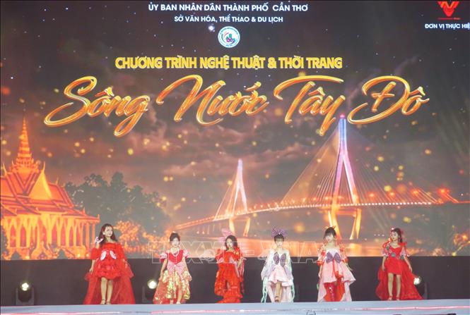 Nhiều tiết mục đặc sắc, mãn nhãn được biểu diễn trong chương trình. Ảnh: Ánh Tuyết - TTXVN