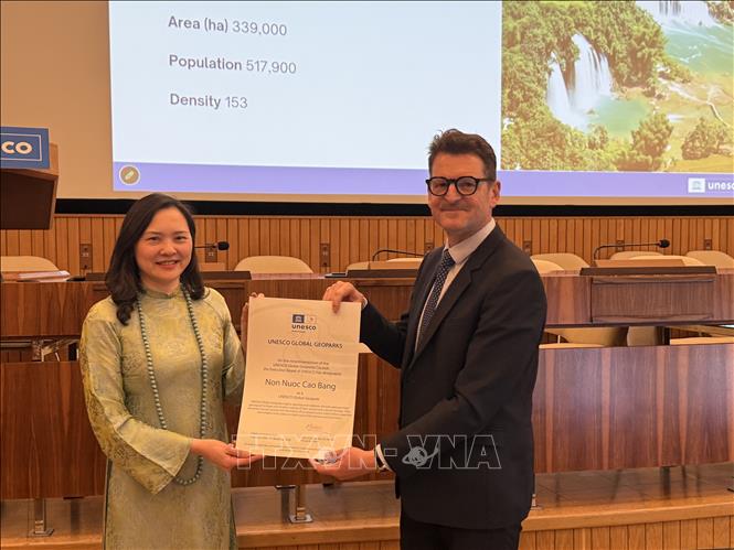 Thay mặt đoàn Việt Nam, Đại sứ, Trưởng Phái đoàn thường trực Việt Nam bên cạnh UNESCO Nguyễn Thị Vân Anh nhận Bằng tái công nhận Công viên địa chất toàn cầu Non nước Cao Bằng. Ảnh: TTXVN phát