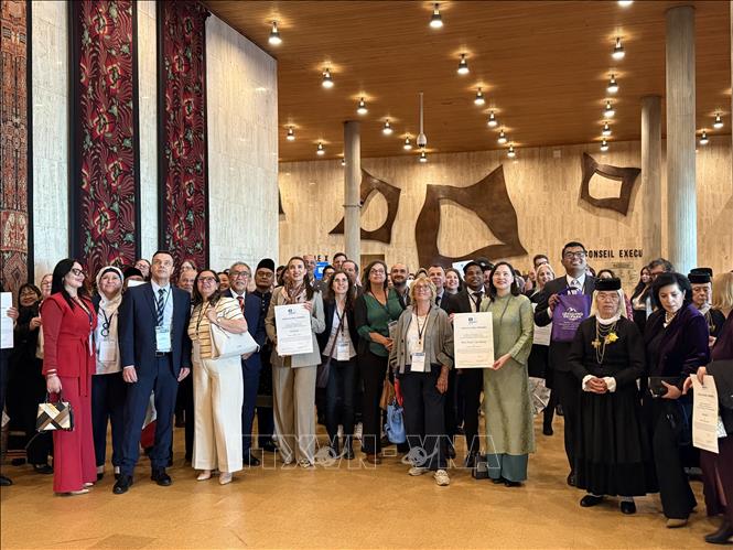 Đại biểu các nước chúc mừng các công viên địa chất toàn cầu được công nhận mới hoặc tái công nhận. Ảnh: TTXVN phát