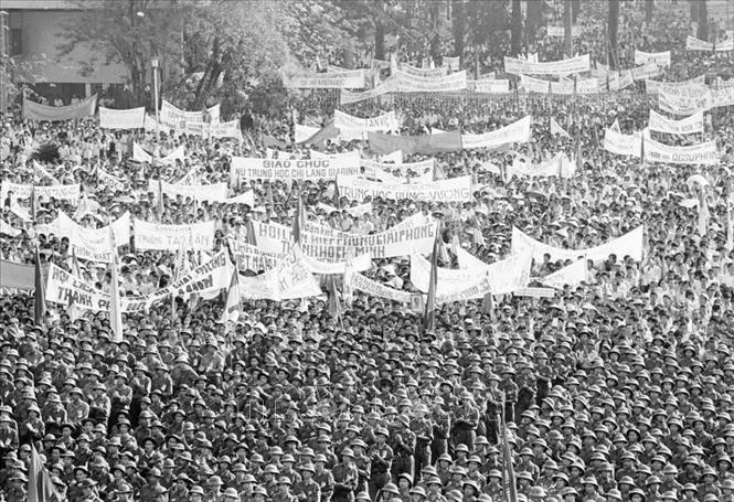 Nhân dân thành phố Sài Gòn mít tinh chào mừng Ủy ban Quân quản thành phố ra mắt 7/5/1975. Ảnh: Minh Lộc - TTXVN