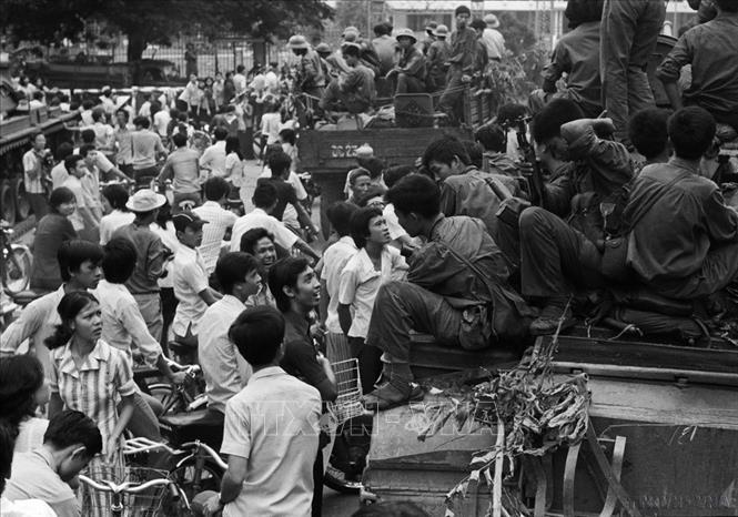 Nhân dân Sài Gòn vui mừng gặp gỡ đoàn quân giải phóng, trưa 30/4/1975. Ảnh: Quang Thành - TTXVN