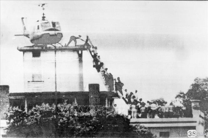 Cuộc tháo chạy của nhân viên quân sự Mỹ bằng trực thăng trước sự tấn công của quân giải phóng. Ảnh: TTXVN