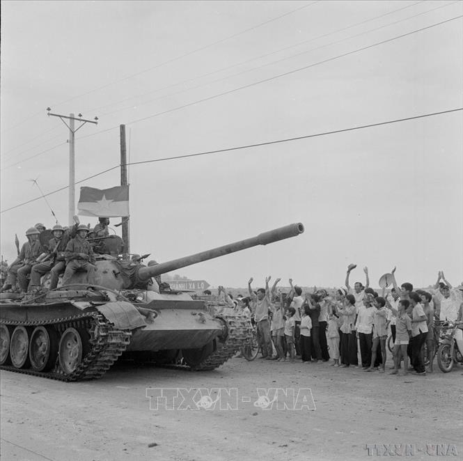 Nhân dân Biên Hòa đón mừng quân giải phóng. Ảnh: Lâm Hồng Long - TTXVN