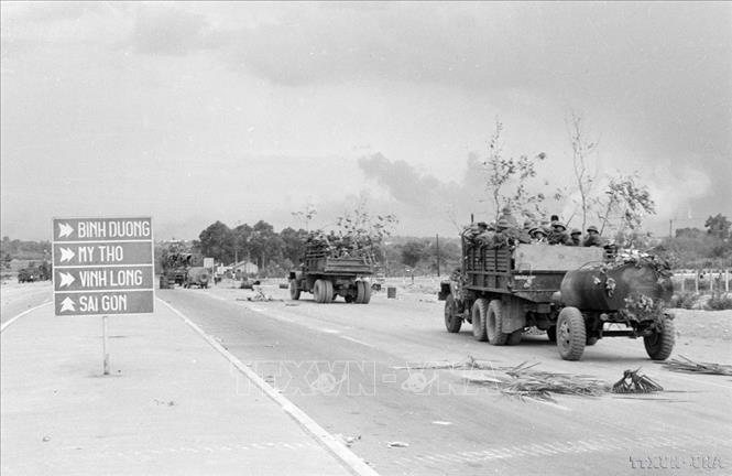 Quân giải phóng tiến vào Sài Gòn trên xa lộ Biên Hoà. Ảnh: Vũ Tạo - TTXVN